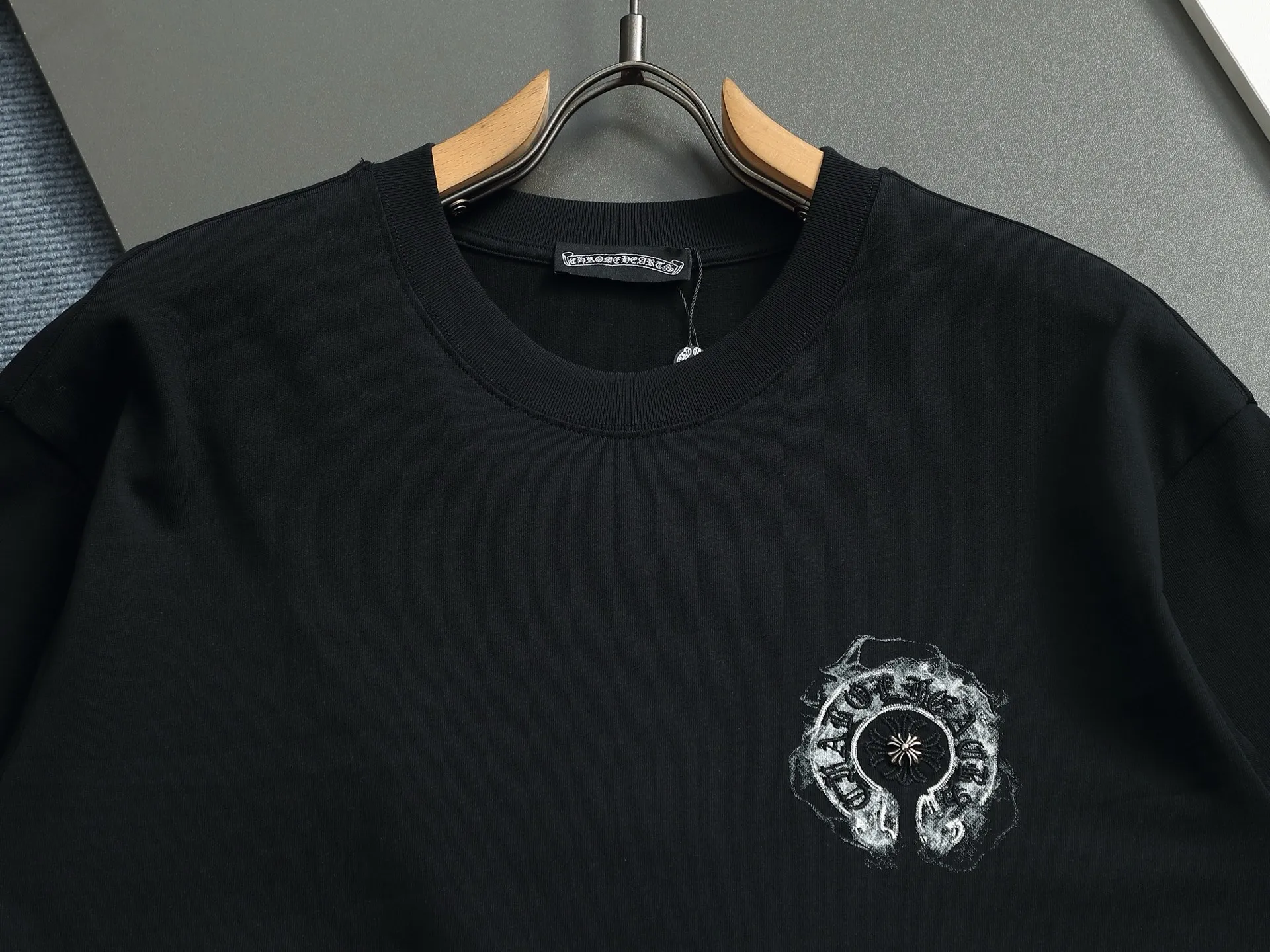 P170 Chrome hearts ch Crow heart horseshoe cross hardware short-sleeved T-shirts Advanced tie-dye technology Large version Loose and stylish difference Low version slim and long version with upper body and pulled hips 100% commitment: top quality, not fast food The highest version on the market Top quality, 320 grams 26 custom-dyed double yarn cotton, same style for men and women, complete with three standards. Color: Black White Size S M L XL
